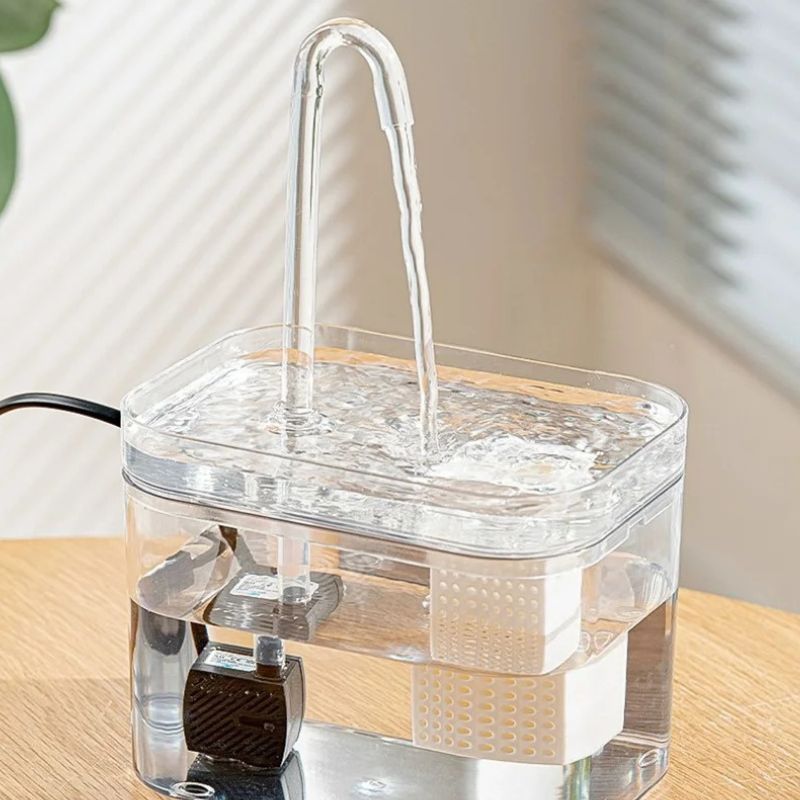 fontaine-a-eau-chat-avec-robinet-transparent