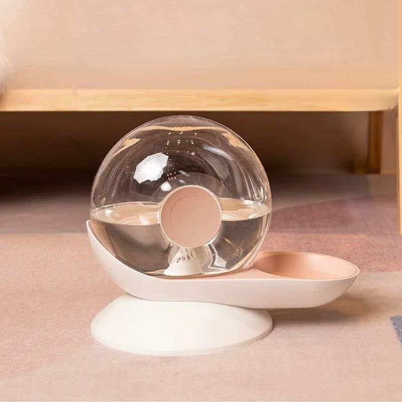 Fontaine à eau chat sans électricité avec réservoir transparent central et base blanche, design épuré et fonctionnel.