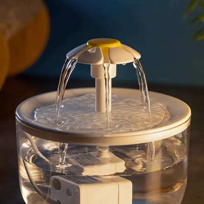 Fontaine à eau automatique silencieuse avec éclairage subtil et design élégant en forme de fleur, parfaite pour une utilisation nocturne.