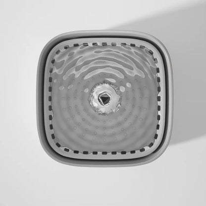Vue du dessus de la fontaine à eau chat silencieuse avec un écoulement fluide, idéale pour encourager les chats à boire davantage.