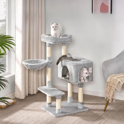  Deux chats jouant et se reposant sur arbre à chat gris multi-niveaux grande niche carrée, hamac latéral et poteaux en sisal naturel pour faire les griffes.