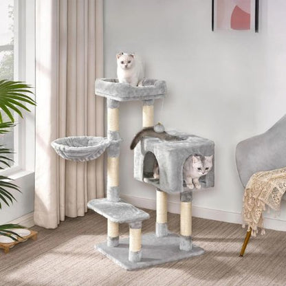  Deux chats jouant et se reposant sur arbre à chat gris multi-niveaux grande niche carrée, hamac latéral et poteaux en sisal naturel pour faire les griffes.