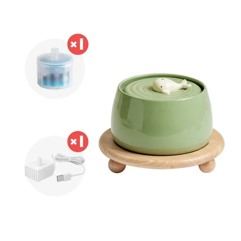 Fontaine à eau chat céramique sur support fonctionnant avec thermopompe et filtre