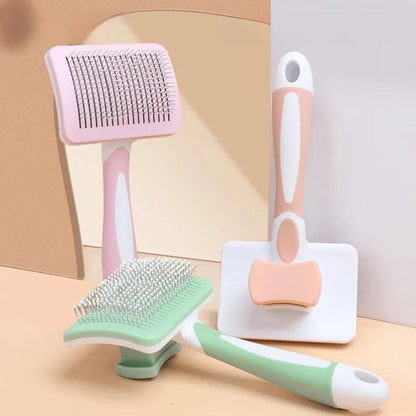 Tois brosses pour chat de couleur rose, vert et orange