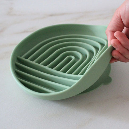 Gamelle anti-glouton chat en silicone verte : pour chat glouton, labyrinthe souple tenu en main, ralentit croquettes flexible.