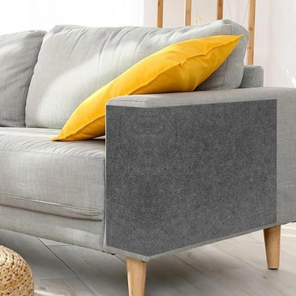 Griffoir pour chat gris qui se collé sur un canapé