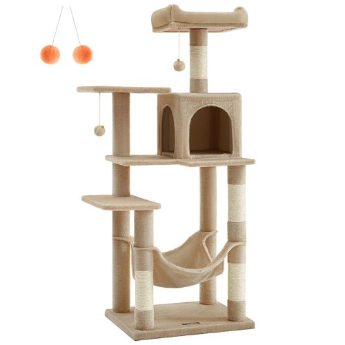 Arbre à chat beige à plusieurs niveaux avec niche fermée, hamac suspendu, plateformes, poteaux à griffer et balles en peluche pendantes pour divertir le chat.