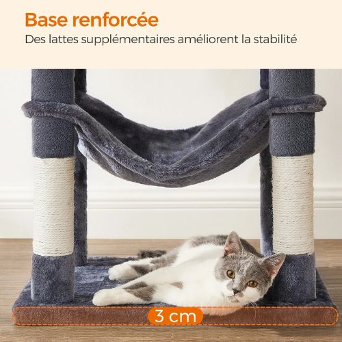  Arbre à chat avec base renforcée,  hamac en tissu gris entre deux poteaux à griffoir et un chat gris et blanc allongé sur la plateforme de 3 cm d’épaisseur.