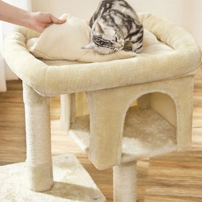 Main soulevant le coussin amovible du couchage supérieur d’un arbre a chat beige, chat inspectant son nid pour plus de confort et d’hygiène.