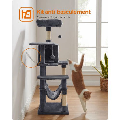 arbre à chat avec Kit anti-basculement pour assurant un foyer sécurisé, avec un chat en train de sauter à côté de la structure de jeu.