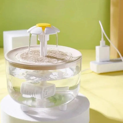 Fontaine à eau pour chat avec design floral et réservoir transparent de 1 litre qui se charge avec un câble USB.