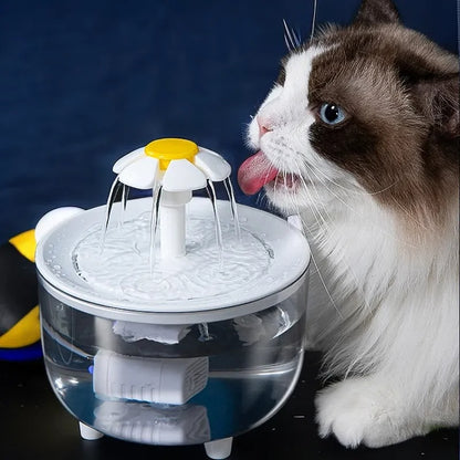 Chat buvant de l'eau dans une fontaine à eau automatique silencieuse avec un design en forme de fleur.