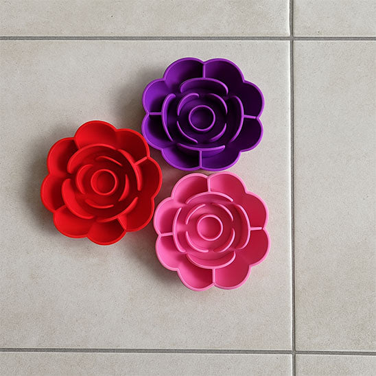 Plusieurs gamelle anti glouton chat en forme de fleur en silicone