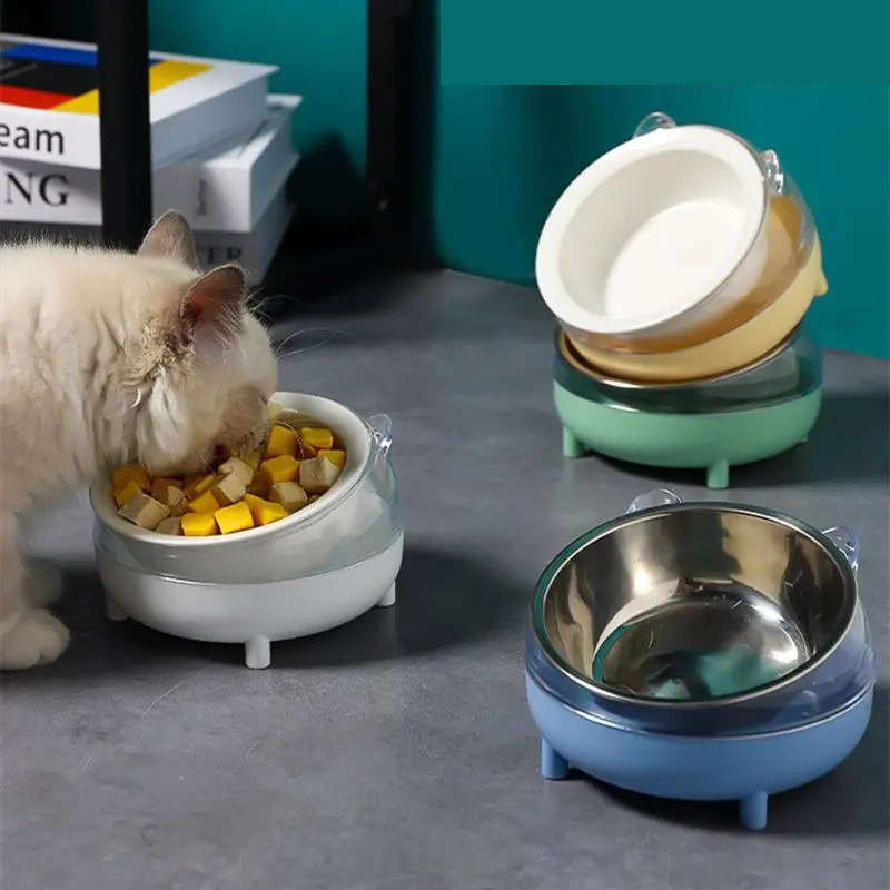 Un chat qui mange dans une gamelle chat surélevée