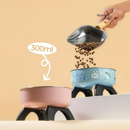 Main versant des croquettes dans une gamelle chat surélevée, pratique à remplir et conçue pour le confort quotidien du chat.