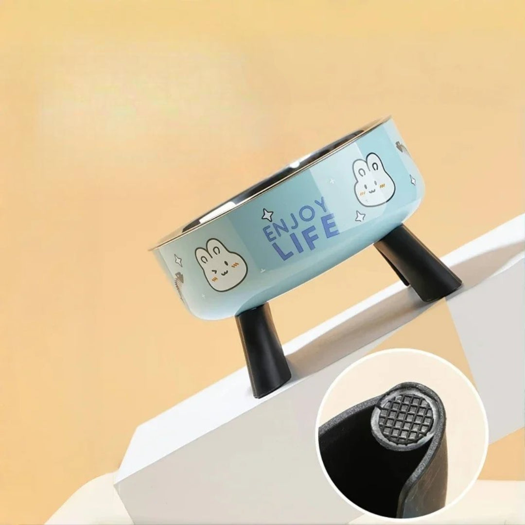 Vue rapprochée d’une gamelle chat surélevée inclinée, montrant son design ergonomique pensé pour le confort et la digestion.