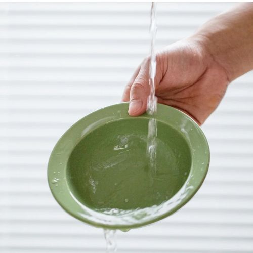 Main rinçant une gamelle chat sous l’eau, montrant un nettoyage facile et rapide pour une hygiène quotidienne optimale.