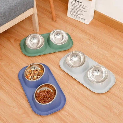 Gamelle double inclinée avec croquettes et légumes, parfait pour un repas ergonomique pour chat.