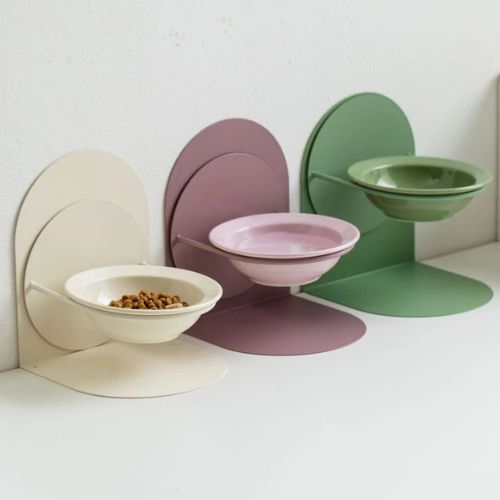 Ensemble de gamelles chat de différentes couleurs, au design épuré, adaptées à tous les styles d’intérieur.