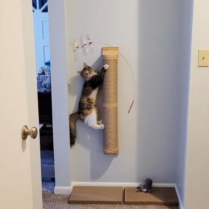un chat qui s'aggripe à un poteau griffoir fizé au mur