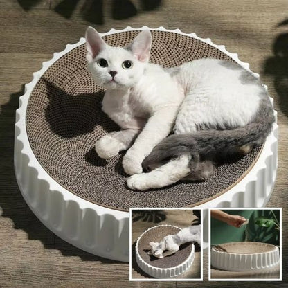 Un chat installé sur un griffoir en carton et structure en plastique blanc
