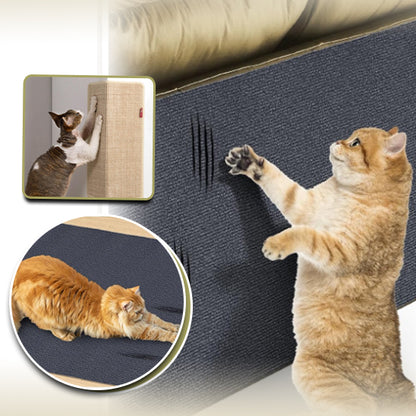 Un chat qui griffe un griffoir pour chat qui se colle au canapé et au mur