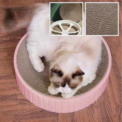 Un chat blanc qui fait ses griffes sur un griffoir rond en carton ondulé rechangeable