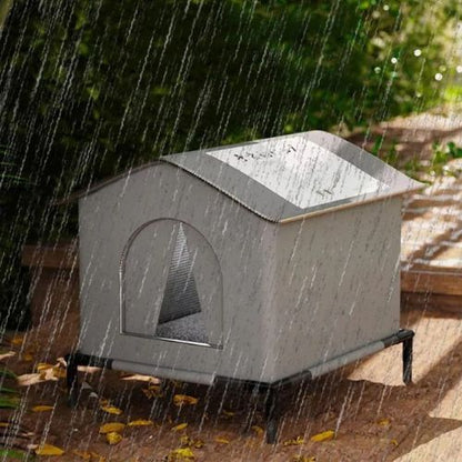 Niche pour chat extérieur imperméable grise sous forte pluie, démontrant sa résistance aux intempéries sur terrasse en bois