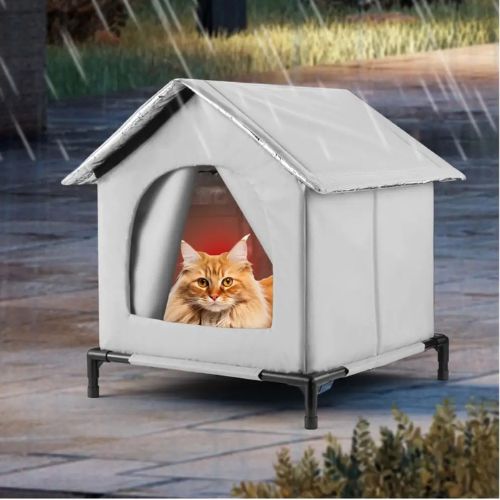 Niche pour chat extérieur grise avec toit incliné, chat à l'intérieur regardant par la porte arquée, montée sur plateforme surélevée