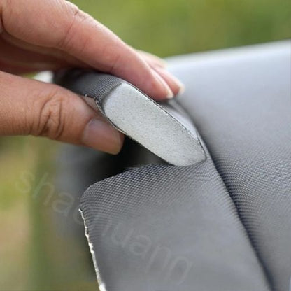 Main montrant les couches du toit de la niche pour chat extérieur avec une Isolation thermique triple couche.