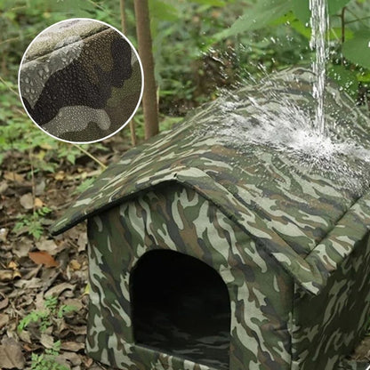Niche pour chat extérieur camouflage, étanche en tissu imperméable dans un sous-bois, eau ruisselant sur le toit pour montrer la protection.