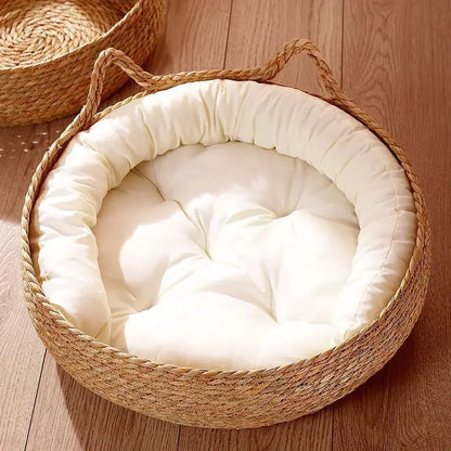 Panier en osier pour chat avec coussin doux, posé sur un sol en bois