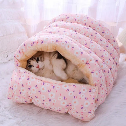 Un chat qui dort confortablement dans un sac de couchage pour chat douillet.