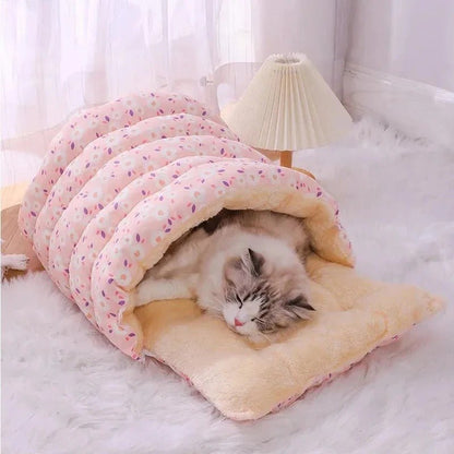 Un chat qui dort confortablement dans un sac de couchage pour chat.
